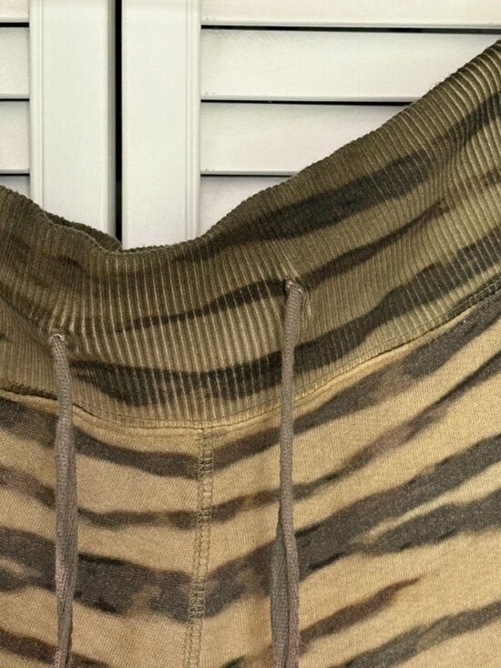 Magnolia Pearl Tiger Capri La Jolla Joggers, Big Cat OS - Picture 5 of 10